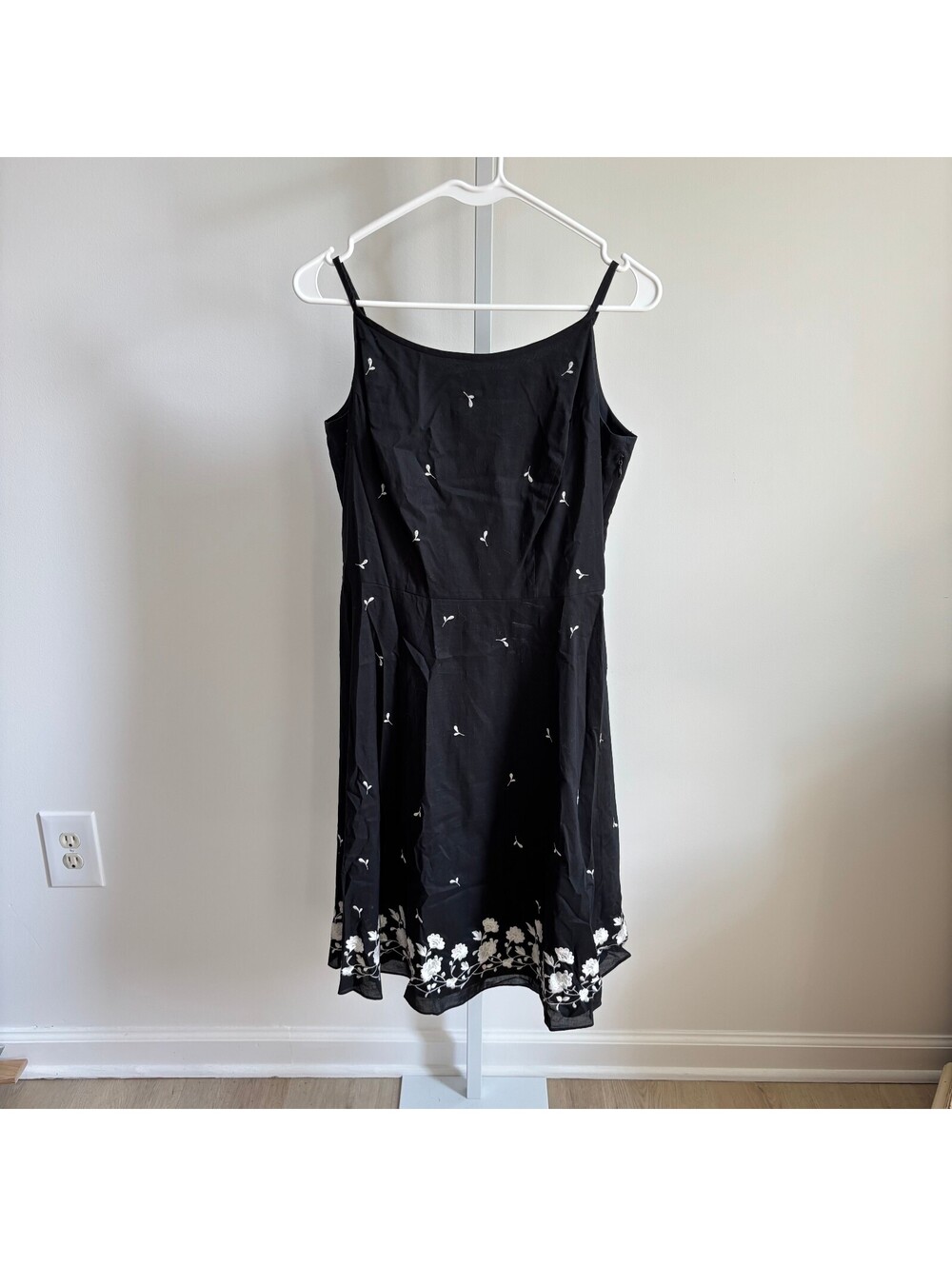 Ann Taylor EUC Women's Black Spaghetti Strap White Embroidered Hem Dress 4P